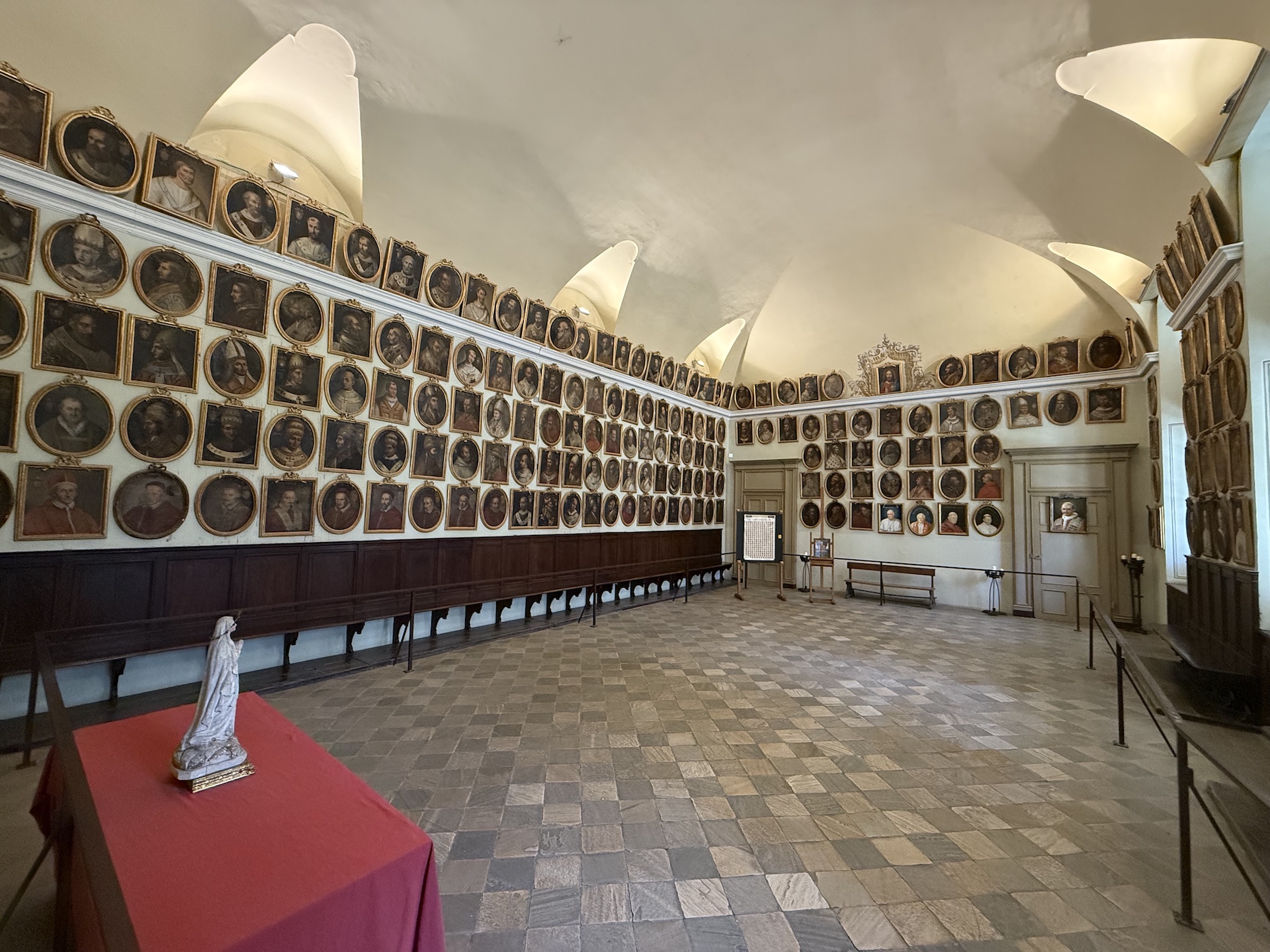 La Sala dei Papi nella Basilica di Superga